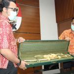 Petugas Komisi Pemberantasan Korupsi (KPK) memperlihatkan pedang emas pemberian Kerajaan Arab Saudi sebagai cinderamata ke Polri di gedung KPK, Jakarta, Selasa (7/3). Pedang emas diberikan melalui Duta Besar Arab Saudi untuk Indonesia Osama bin Mohammed Abdullah saat Dubes Saudi berkunjung ke Mabes Polri AKTUAL/Tino Oktaviano