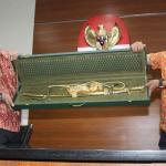 Petugas Komisi Pemberantasan Korupsi (KPK) memperlihatkan pedang emas pemberian Kerajaan Arab Saudi sebagai cinderamata ke Polri di gedung KPK, Jakarta, Selasa (7/3). Pedang emas diberikan melalui Duta Besar Arab Saudi untuk Indonesia Osama bin Mohammed Abdullah saat Dubes Saudi berkunjung ke Mabes Polri AKTUAL/Tino Oktaviano