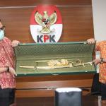 Petugas Komisi Pemberantasan Korupsi (KPK) memperlihatkan pedang emas pemberian Kerajaan Arab Saudi sebagai cinderamata ke Polri di gedung KPK, Jakarta, Selasa (7/3). Pedang emas diberikan melalui Duta Besar Arab Saudi untuk Indonesia Osama bin Mohammed Abdullah saat Dubes Saudi berkunjung ke Mabes Polri AKTUAL/Tino Oktaviano