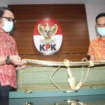 Petugas Komisi Pemberantasan Korupsi (KPK) memperlihatkan pedang emas pemberian Kerajaan Arab Saudi sebagai cinderamata ke Polri di gedung KPK, Jakarta, Selasa (7/3). Pedang emas diberikan melalui Duta Besar Arab Saudi untuk Indonesia Osama bin Mohammed Abdullah saat Dubes Saudi berkunjung ke Mabes Polri AKTUAL/Tino Oktaviano