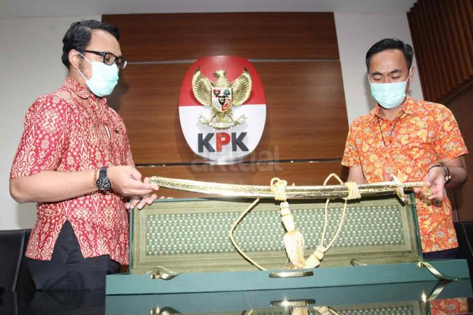Petugas Komisi Pemberantasan Korupsi (KPK) memperlihatkan pedang emas pemberian Kerajaan Arab Saudi sebagai cinderamata ke Polri di gedung KPK, Jakarta, Selasa (7/3). Pedang emas diberikan melalui Duta Besar Arab Saudi untuk Indonesia Osama bin Mohammed Abdullah saat Dubes Saudi berkunjung ke Mabes Polri AKTUAL/Tino Oktaviano