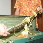 Petugas Komisi Pemberantasan Korupsi (KPK) memperlihatkan pedang emas pemberian Kerajaan Arab Saudi sebagai cinderamata ke Polri di gedung KPK, Jakarta, Selasa (7/3). Pedang emas diberikan melalui Duta Besar Arab Saudi untuk Indonesia Osama bin Mohammed Abdullah saat Dubes Saudi berkunjung ke Mabes Polri AKTUAL/Tino Oktaviano