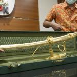 Petugas Komisi Pemberantasan Korupsi (KPK) memperlihatkan pedang emas pemberian Kerajaan Arab Saudi sebagai cinderamata ke Polri di gedung KPK, Jakarta, Selasa (7/3). Pedang emas diberikan melalui Duta Besar Arab Saudi untuk Indonesia Osama bin Mohammed Abdullah saat Dubes Saudi berkunjung ke Mabes Polri AKTUAL/Tino Oktaviano