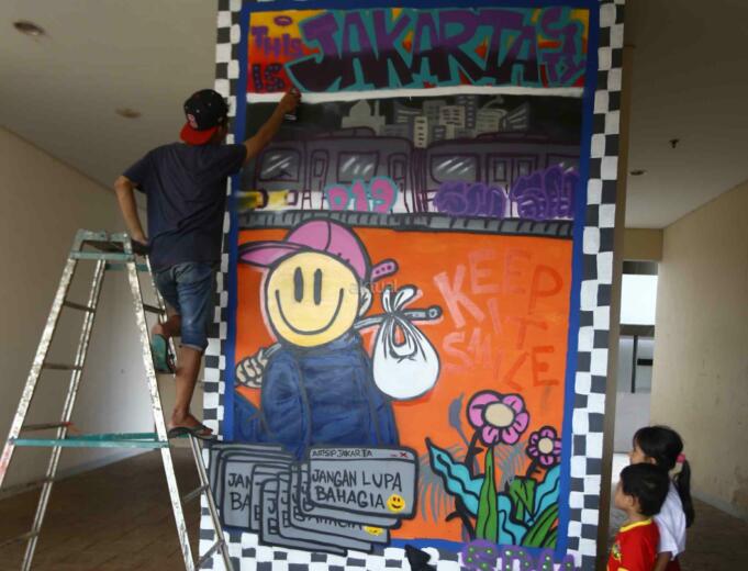 Seniman menyelesaikan mural di rumah susun sederhana sewa (rusunawa) Jatinegara Barat, Jakarta Timur, Senin (13/3). Sejumlah seniman melakukan seni mural (melukis di atas media dinding) di tembok Rusunawa Jatinegara Barat, Jatinegara, Jakarta Timur. Kegiatan itu dilakukan sebagai rangkaian acara Ruang Publik Terpadu Ramah Anak (RPTRA) Mural Festival dan Workshop Jakarta 2017, yang diselenggarakan oleh Artsip Jakarta. AKTUAL/Tino Oktaviano