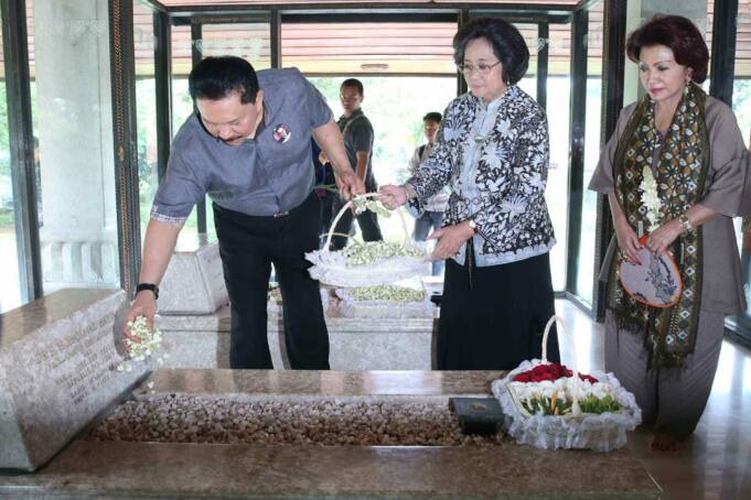 Tiga anak mendiang Bung Hatta, Meutia Farida Hatta Swasono, Gemala Rabi'ah Hatta dan Halida Nuriah Hatta serta Mantan Kepala Badan Itelejen Nasional (BIN) Hedropriyono melakukan zairah memperingati 37 tahun meninggalnya mantan Wakil Presiden RI ke 1 Mohammad Hatta, atau dikenal dengan Bung Hatta, di Taman Makam Bung Hatta, TPU Tanah Kusir, Jakarta Selatan, Selasa (14/3). Mohammad Hatta meninggal pada 14 maret 1980, Setelah kepergiannya itu juga, ia pun ditetapkan sebagai pahlawan proklamator pada tahun 1986 oleh pemerintahan Soeharto. AKTUAL/Tino Oktaviano