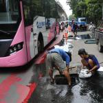 Pekerja Dinas Kebersihan Provinsi DKI Jakarta memberishkan gorong-gorong di Jalan Gatot Subroto, Jakarta, Selasa (14/3). Pembersihan gorong-gorong ini dilakukan sebagai tindak lanjut penemuan sampah kabel listrik yang menyumbat saluran air di Jalan Gatot Subroto hingga mengakibatkan banjir beberapa hari lalu. AKTUAL/Tino Oktaviano