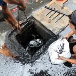 Pekerja Dinas Kebersihan Provinsi DKI Jakarta memberishkan gorong-gorong di Jalan Gatot Subroto, Jakarta, Selasa (14/3). Pembersihan gorong-gorong ini dilakukan sebagai tindak lanjut penemuan sampah kabel listrik yang menyumbat saluran air di Jalan Gatot Subroto hingga mengakibatkan banjir beberapa hari lalu. AKTUAL/Tino Oktaviano