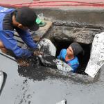 Pekerja Dinas Kebersihan Provinsi DKI Jakarta memberishkan gorong-gorong di Jalan Gatot Subroto, Jakarta, Selasa (14/3). Pembersihan gorong-gorong ini dilakukan sebagai tindak lanjut penemuan sampah kabel listrik yang menyumbat saluran air di Jalan Gatot Subroto hingga mengakibatkan banjir beberapa hari lalu. AKTUAL/Tino Oktaviano