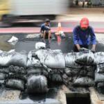 Pekerja Dinas Kebersihan Provinsi DKI Jakarta memberishkan gorong-gorong di Jalan Gatot Subroto, Jakarta, Selasa (14/3). Pembersihan gorong-gorong ini dilakukan sebagai tindak lanjut penemuan sampah kabel listrik yang menyumbat saluran air di Jalan Gatot Subroto hingga mengakibatkan banjir beberapa hari lalu. AKTUAL/Tino Oktaviano