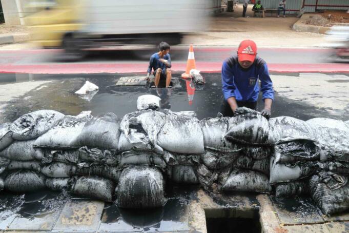 Pekerja Dinas Kebersihan Provinsi DKI Jakarta memberishkan gorong-gorong di Jalan Gatot Subroto, Jakarta, Selasa (14/3). Pembersihan gorong-gorong ini dilakukan sebagai tindak lanjut penemuan sampah kabel listrik yang menyumbat saluran air di Jalan Gatot Subroto hingga mengakibatkan banjir beberapa hari lalu. AKTUAL/Tino Oktaviano