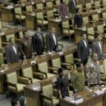 Sejumlah anggota DPR Pembukaan Masa Persidangan IV tahun Sidang 2016-2017 di Kompleks Parlemen, Senayan, Jakarta, Rabu (15/3). DPR berkomitmen mempercepat proses pembahasan RUU yang menjadi prioritas tahun 2017 diantaranya 10 RUU, yaitu RUU tentang Penyelenggaraan Pemilu, RUU (MD 3), RUU tentang KUHP dan RUU tentang Pemberantaran Terorisme. AKTUAL/Tino Oktaviano