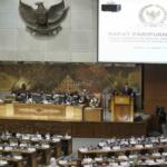 Sejumlah anggota DPR Pembukaan Masa Persidangan IV tahun Sidang 2016-2017 di Kompleks Parlemen, Senayan, Jakarta, Rabu (15/3). DPR berkomitmen mempercepat proses pembahasan RUU yang menjadi prioritas tahun 2017 diantaranya 10 RUU, yaitu RUU tentang Penyelenggaraan Pemilu, RUU (MD 3), RUU tentang KUHP dan RUU tentang Pemberantaran Terorisme. AKTUAL/Tino Oktaviano