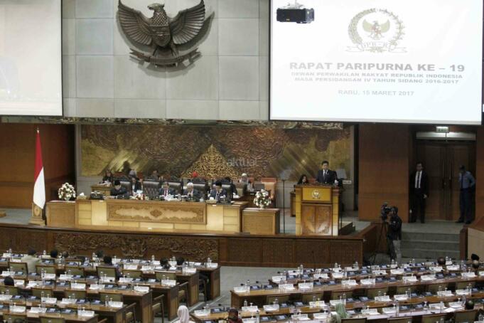 Sejumlah anggota DPR Pembukaan Masa Persidangan IV tahun Sidang 2016-2017 di Kompleks Parlemen, Senayan, Jakarta, Rabu (15/3). DPR berkomitmen mempercepat proses pembahasan RUU yang menjadi prioritas tahun 2017 diantaranya 10 RUU, yaitu RUU tentang Penyelenggaraan Pemilu, RUU (MD 3), RUU tentang KUHP dan RUU tentang Pemberantaran Terorisme. AKTUAL/Tino Oktaviano