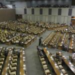 Sejumlah anggota DPR Pembukaan Masa Persidangan IV tahun Sidang 2016-2017 di Kompleks Parlemen, Senayan, Jakarta, Rabu (15/3). DPR berkomitmen mempercepat proses pembahasan RUU yang menjadi prioritas tahun 2017 diantaranya 10 RUU, yaitu RUU tentang Penyelenggaraan Pemilu, RUU (MD 3), RUU tentang KUHP dan RUU tentang Pemberantaran Terorisme. AKTUAL/Tino Oktaviano