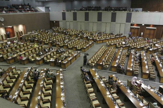 Sejumlah anggota DPR Pembukaan Masa Persidangan IV tahun Sidang 2016-2017 di Kompleks Parlemen, Senayan, Jakarta, Rabu (15/3). DPR berkomitmen mempercepat proses pembahasan RUU yang menjadi prioritas tahun 2017 diantaranya 10 RUU, yaitu RUU tentang Penyelenggaraan Pemilu, RUU (MD 3), RUU tentang KUHP dan RUU tentang Pemberantaran Terorisme. AKTUAL/Tino Oktaviano