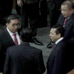 Ketua DPR Setya Novanto berbincang dengan sebelum Pembukaan Masa Persidangan IV tahun Sidang 2016-2017 di Kompleks Parlemen, Senayan, Jakarta, Rabu (15/3). DPR berkomitmen mempercepat proses pembahasan RUU yang menjadi prioritas tahun 2017 diantaranya 10 RUU, yaitu RUU tentang Penyelenggaraan Pemilu, RUU (MD 3), RUU tentang KUHP dan RUU tentang Pemberantaran Terorisme. AKTUAL/Tino Oktaviano
