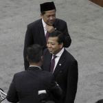 Ketua DPR Setya Novanto berbincang dengan sebelum Pembukaan Masa Persidangan IV tahun Sidang 2016-2017 di Kompleks Parlemen, Senayan, Jakarta, Rabu (15/3). DPR berkomitmen mempercepat proses pembahasan RUU yang menjadi prioritas tahun 2017 diantaranya 10 RUU, yaitu RUU tentang Penyelenggaraan Pemilu, RUU (MD 3), RUU tentang KUHP dan RUU tentang Pemberantaran Terorisme. AKTUAL/Tino Oktaviano