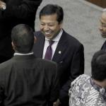 Ketua DPR Setya Novanto berbincang dengan sebelum Pembukaan Masa Persidangan IV tahun Sidang 2016-2017 di Kompleks Parlemen, Senayan, Jakarta, Rabu (15/3). DPR berkomitmen mempercepat proses pembahasan RUU yang menjadi prioritas tahun 2017 diantaranya 10 RUU, yaitu RUU tentang Penyelenggaraan Pemilu, RUU (MD 3), RUU tentang KUHP dan RUU tentang Pemberantaran Terorisme. AKTUAL/Tino Oktaviano