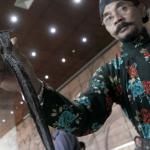 Seorang penjual memperlihatkan keris pameran keris di Kompleks Parlemen, Senayan, Jakarta, Rabu (15/3/2017). DPR bersama komunitas dari Bali dan Lombok gelar pameran keris hingga 17 Maret 2017 mendatang. AKTUAL/Tino Oktaviano