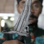 Seorang penjual memperlihatkan keris pameran keris di Kompleks Parlemen, Senayan, Jakarta, Rabu (15/3/2017). DPR bersama komunitas dari Bali dan Lombok gelar pameran keris hingga 17 Maret 2017 mendatang. AKTUAL/Tino Oktaviano