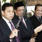 Ketua DPR Setya Novanto membuka pameran keris di Kompleks Parlemen, Senayan, Jakarta, Rabu (15/3/2017). DPR bersama komunitas dari Bali dan Lombok gelar pameran keris hingga 17 Maret 2017 mendatang. AKTUAL/Tino Oktaviano