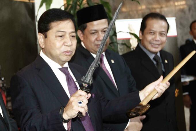 Ketua DPR Setya Novanto membuka pameran keris di Kompleks Parlemen, Senayan, Jakarta, Rabu (15/3/2017). DPR bersama komunitas dari Bali dan Lombok gelar pameran keris hingga 17 Maret 2017 mendatang. AKTUAL/Tino Oktaviano
