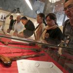 Suasana pameran keris di Kompleks Parlemen, Senayan, Jakarta, Rabu (15/3/2017). DPR bersama komunitas dari Bali dan Lombok gelar pameran keris hingga 17 Maret 2017 mendatang. AKTUAL/Tino Oktaviano