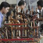 Suasana pameran keris di Kompleks Parlemen, Senayan, Jakarta, Rabu (15/3/2017). DPR bersama komunitas dari Bali dan Lombok gelar pameran keris hingga 17 Maret 2017 mendatang. AKTUAL/Tino Oktaviano