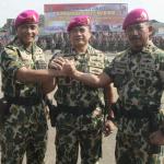 Dari kiri ke kanan, Mayjen TNI Bambang Suswantono, KSAL Laksamana TNI Ade Supandi, dan Mayjen TNI Trusono melakukan salam komando saat sertijab di Lapangan Apel Bhumi Marinir Cilandak, Jakarta Selatan, Kamis (16/3). Mayjen TNI Bambang Suswantono resmi menjabat Komandan Korps Marinir, Lulusan akademi Angkatan Laut tahun 1987 itu menggantikan Mayjen TNI Trusono. AKTUAL/Tino Oktaviano