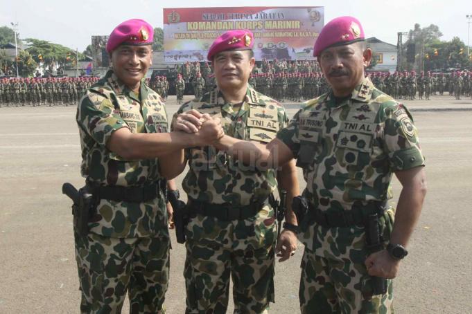 Dari kiri ke kanan, Mayjen TNI Bambang Suswantono, KSAL Laksamana TNI Ade Supandi, dan Mayjen TNI Trusono melakukan salam komando saat sertijab di Lapangan Apel Bhumi Marinir Cilandak, Jakarta Selatan, Kamis (16/3). Mayjen TNI Bambang Suswantono resmi menjabat Komandan Korps Marinir, Lulusan akademi Angkatan Laut tahun 1987 itu menggantikan Mayjen TNI Trusono. AKTUAL/Tino Oktaviano