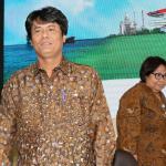 Direktur Utama PT Pertamina baru Elia Massa Manik, bersama bersama Direktur Energi Baru dan Terbarukan Pertamina Yenni Andayani dan jajaran direksi bertumpu tangan sebelum melakukan konferensi pers di kantor pusat Pertamina, Jakarta, Kamis (16/3). Kementerian Badan Usaha Milik Negara (BUMN) selaku pemegang saham mayoritas PT Pertamina (Persero) telah memutuskan Elia Massa Manik sebagai Direktur Utama Pertamina mulai 16 Maret 2017. Pengangkatan Elia Massa Manik sesuai dengan surat bernomor SK-52/MBU/03/2017 tentang pengangkatan anggota direksi perseroan Pertamina. AKTUAL/Tino Oktaviano