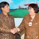 Direktur Utama PT Pertamina baru Elia Massa Manik, bersama bersama Direktur Energi Baru dan Terbarukan Pertamina Yenni Andayani dan jajaran direksi bertumpu tangan sebelum melakukan konferensi pers di kantor pusat Pertamina, Jakarta, Kamis (16/3). Kementerian Badan Usaha Milik Negara (BUMN) selaku pemegang saham mayoritas PT Pertamina (Persero) telah memutuskan Elia Massa Manik sebagai Direktur Utama Pertamina mulai 16 Maret 2017. Pengangkatan Elia Massa Manik sesuai dengan surat bernomor SK-52/MBU/03/2017 tentang pengangkatan anggota direksi perseroan Pertamina. AKTUAL/Tino Oktaviano