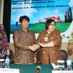 Direktur Utama PT Pertamina baru Elia Massa Manik, bersama bersama Direktur Energi Baru dan Terbarukan Pertamina Yenni Andayani dan jajaran direksi bertumpu tangan sebelum melakukan konferensi pers di kantor pusat Pertamina, Jakarta, Kamis (16/3). Kementerian Badan Usaha Milik Negara (BUMN) selaku pemegang saham mayoritas PT Pertamina (Persero) telah memutuskan Elia Massa Manik sebagai Direktur Utama Pertamina mulai 16 Maret 2017. Pengangkatan Elia Massa Manik sesuai dengan surat bernomor SK-52/MBU/03/2017 tentang pengangkatan anggota direksi perseroan Pertamina. AKTUAL/Tino Oktaviano
