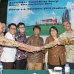 Direktur Utama PT Pertamina baru Elia Massa Manik, bersama jajaran direksi bertumpu tangan sebelum melakukan konferensi pers di kantor pusat Pertamina, Jakarta, Kamis (16/3). Kementerian Badan Usaha Milik Negara (BUMN) selaku pemegang saham mayoritas PT Pertamina (Persero) telah memutuskan Elia Massa Manik sebagai Direktur Utama Pertamina mulai 16 Maret 2017. Pengangkatan Elia Massa Manik sesuai dengan surat bernomor SK-52/MBU/03/2017 tentang pengangkatan anggota direksi perseroan Pertamina. AKTUAL/Tino Oktaviano