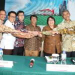 Direktur Utama PT Pertamina baru Elia Massa Manik, bersama jajaran direksi bertumpu tangan sebelum melakukan konferensi pers di kantor pusat Pertamina, Jakarta, Kamis (16/3). Kementerian Badan Usaha Milik Negara (BUMN) selaku pemegang saham mayoritas PT Pertamina (Persero) telah memutuskan Elia Massa Manik sebagai Direktur Utama Pertamina mulai 16 Maret 2017. Pengangkatan Elia Massa Manik sesuai dengan surat bernomor SK-52/MBU/03/2017 tentang pengangkatan anggota direksi perseroan Pertamina. AKTUAL/Tino Oktaviano