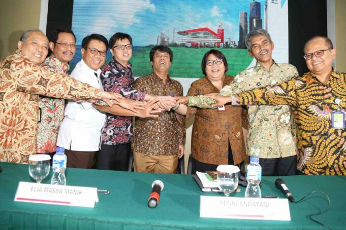 Direktur Utama PT Pertamina baru Elia Massa Manik, bersama jajaran direksi bertumpu tangan sebelum melakukan konferensi pers di kantor pusat Pertamina, Jakarta, Kamis (16/3). Kementerian Badan Usaha Milik Negara (BUMN) selaku pemegang saham mayoritas PT Pertamina (Persero) telah memutuskan Elia Massa Manik sebagai Direktur Utama Pertamina mulai 16 Maret 2017. Pengangkatan Elia Massa Manik sesuai dengan surat bernomor SK-52/MBU/03/2017 tentang pengangkatan anggota direksi perseroan Pertamina. AKTUAL/Tino Oktaviano