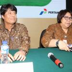 Direktur Utama PT Pertamina baru Elia Massa Manik, bersama bersama Direktur Energi Baru dan Terbarukan Pertamina Yenni Andayani dan jajaran direksi bertumpu tangan sebelum melakukan konferensi pers di kantor pusat Pertamina, Jakarta, Kamis (16/3). Kementerian Badan Usaha Milik Negara (BUMN) selaku pemegang saham mayoritas PT Pertamina (Persero) telah memutuskan Elia Massa Manik sebagai Direktur Utama Pertamina mulai 16 Maret 2017. Pengangkatan Elia Massa Manik sesuai dengan surat bernomor SK-52/MBU/03/2017 tentang pengangkatan anggota direksi perseroan Pertamina. AKTUAL/Tino Oktaviano