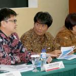 Direktur Utama PT Pertamina baru Elia Massa Manik, bersama bersama Direktur Energi Baru dan Terbarukan Pertamina Yenni Andayani dan jajaran direksi bertumpu tangan sebelum melakukan konferensi pers di kantor pusat Pertamina, Jakarta, Kamis (16/3). Kementerian Badan Usaha Milik Negara (BUMN) selaku pemegang saham mayoritas PT Pertamina (Persero) telah memutuskan Elia Massa Manik sebagai Direktur Utama Pertamina mulai 16 Maret 2017. Pengangkatan Elia Massa Manik sesuai dengan surat bernomor SK-52/MBU/03/2017 tentang pengangkatan anggota direksi perseroan Pertamina. AKTUAL/Tino Oktaviano