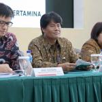 Direktur Utama PT Pertamina baru Elia Massa Manik, bersama bersama Direktur Energi Baru dan Terbarukan Pertamina Yenni Andayani dan jajaran direksi bertumpu tangan sebelum melakukan konferensi pers di kantor pusat Pertamina, Jakarta, Kamis (16/3). Kementerian Badan Usaha Milik Negara (BUMN) selaku pemegang saham mayoritas PT Pertamina (Persero) telah memutuskan Elia Massa Manik sebagai Direktur Utama Pertamina mulai 16 Maret 2017. Pengangkatan Elia Massa Manik sesuai dengan surat bernomor SK-52/MBU/03/2017 tentang pengangkatan anggota direksi perseroan Pertamina. AKTUAL/Tino Oktaviano