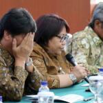 Direktur Utama PT Pertamina baru Elia Massa Manik, bersama bersama Direktur Energi Baru dan Terbarukan Pertamina Yenni Andayani dan jajaran direksi bertumpu tangan sebelum melakukan konferensi pers di kantor pusat Pertamina, Jakarta, Kamis (16/3). Kementerian Badan Usaha Milik Negara (BUMN) selaku pemegang saham mayoritas PT Pertamina (Persero) telah memutuskan Elia Massa Manik sebagai Direktur Utama Pertamina mulai 16 Maret 2017. Pengangkatan Elia Massa Manik sesuai dengan surat bernomor SK-52/MBU/03/2017 tentang pengangkatan anggota direksi perseroan Pertamina. AKTUAL/Tino Oktaviano