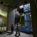 Pekerja menyelesaikan proyek pembangunan Mass Rapid Transit (MRT) fase 1 Lebak Bulus-Bundaran HI di Kawasan Jalan Thamrin, Jakarta Pusat, Senin (20/3). Pengerjaan MRT fase 1 baik bawah maupun atas sesuai target dan tidak ada kendala. Penyelesaian proyek MRT ini bertujuan untuk mengatasi kemacetan di Ibukota. AKTUAL/Tino Oktaviano