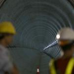 Pekerja menyelesaikan proyek pembangunan Mass Rapid Transit (MRT) fase 1 Lebak Bulus-Bundaran HI di Kawasan Jalan Thamrin, Jakarta Pusat, Senin (20/3). Pengerjaan MRT fase 1 baik bawah maupun atas sesuai target dan tidak ada kendala. Penyelesaian proyek MRT ini bertujuan untuk mengatasi kemacetan di Ibukota. AKTUAL/Tino Oktaviano