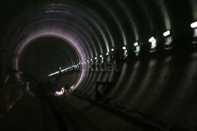 Pekerja menyelesaikan proyek pembangunan Mass Rapid Transit (MRT) fase 1 Lebak Bulus-Bundaran HI di Kawasan Jalan Thamrin, Jakarta Pusat, Senin (20/3). Pengerjaan MRT fase 1 baik bawah maupun atas sesuai target dan tidak ada kendala. Penyelesaian proyek MRT ini bertujuan untuk mengatasi kemacetan di Ibukota. AKTUAL/Tino Oktaviano