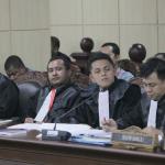 Suasana sidang panel II Sidang Sengketa Pilkada 2017 di gedung Mahkamah Konstitusi, Jakarta, Selasa (21/3). Sidang gugatan hasil Pilgub Banten 2017 ini dengan agenda jawaban termohon dalam hal ini KPU Provinsi Banten, keterangan pihak terkait, dan pengesahan bukti. AKTUAL/Tino Oktaviano