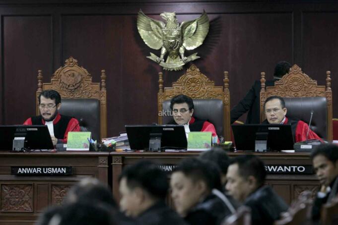 Hakim Konstitusi Mahkamah Konstitusi Anwar Usman (tengah) memimpin sidang panel II Sidang Sengketa Pilkada 2017 di gedung Mahkamah Konstitusi, Jakarta, Selasa (21/3). Sidang gugatan hasil Pilgub Banten 2017 ini dengan agenda jawaban termohon dalam hal ini KPU Provinsi Banten, keterangan pihak terkait, dan pengesahan bukti. AKTUAL/Tino Oktaviano