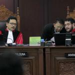 Hakim Konstitusi Mahkamah Konstitusi (MK) Anwar Usman (kanan) dan I Dewa Gede Palguna (kiri) memimpin sidang panel II Sidang Sengketa Pilkada 2017 di gedung Mahkamah Konstitusi, Jakarta, Selasa (21/3). Sidang gugatan hasil Pilgub Banten 2017 ini dengan agenda jawaban termohon dalam hal ini KPU Provinsi Banten, keterangan pihak terkait, dan pengesahan bukti. AKTUAL/Tino Oktaviano