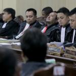 Suasana sidang panel II Sidang Sengketa Pilkada 2017 di gedung Mahkamah Konstitusi, Jakarta, Selasa (21/3). Sidang gugatan hasil Pilgub Banten 2017 ini dengan agenda jawaban termohon dalam hal ini KPU Provinsi Banten, keterangan pihak terkait, dan pengesahan bukti. AKTUAL/Tino Oktaviano