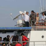 Ketua Komisi IV DPR RI Edhy Prabowo didampingi Wakil Ketua Komisi IV Herman Kheron dan Anggota lainnya meninjau pulau reklamasi di Teluk Jakarta, Jumat (24/3). Peninjauan ini sebagai bentuk kerja Komisi IV DPR RI yang telah membentuk panita kerja (Panja) reklamasi teluk Jakarta, untuk mengawasi agar tidak ada peraturan yang dilanggar dalam proyek tersebut juga bencana sosial dan lingkungan. AKTUAL/Tino Oktaviano