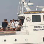 Ketua Komisi IV DPR RI Edhy Prabowo didampingi Wakil Ketua Komisi IV Herman Kheron dan Anggota lainnya meninjau pulau reklamasi di Teluk Jakarta, Jumat (24/3). Peninjauan ini sebagai bentuk kerja Komisi IV DPR RI yang telah membentuk panita kerja (Panja) reklamasi teluk Jakarta, untuk mengawasi agar tidak ada peraturan yang dilanggar dalam proyek tersebut juga bencana sosial dan lingkungan. AKTUAL/Tino Oktaviano