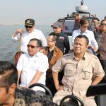 Ketua Komisi IV DPR RI Edhy Prabowo didampingi Wakil Ketua Komisi IV Herman Kheron dan Anggota lainnya meninjau pulau reklamasi di Teluk Jakarta, Jumat (24/3). Peninjauan ini sebagai bentuk kerja Komisi IV DPR RI yang telah membentuk panita kerja (Panja) reklamasi teluk Jakarta, untuk mengawasi agar tidak ada peraturan yang dilanggar dalam proyek tersebut juga bencana sosial dan lingkungan. AKTUAL/Tino Oktaviano